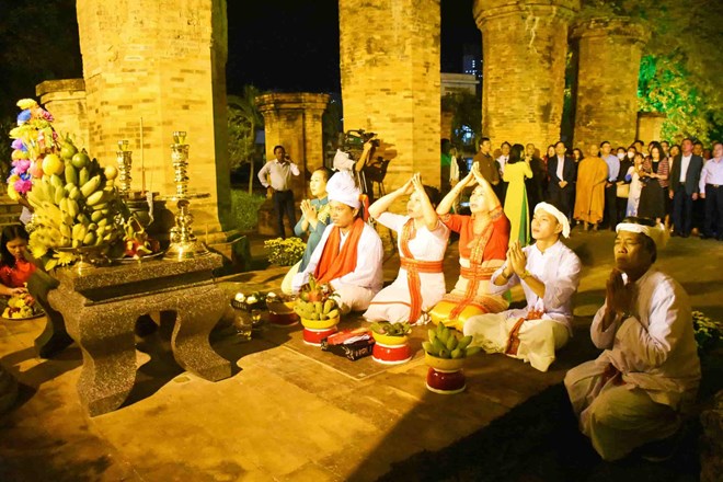 Programa de artes escenicas de escena gastronomica que presenta la cultura Champa en la Torre Ba Ponagar en Khanh Hoa. Foto: Huu Long