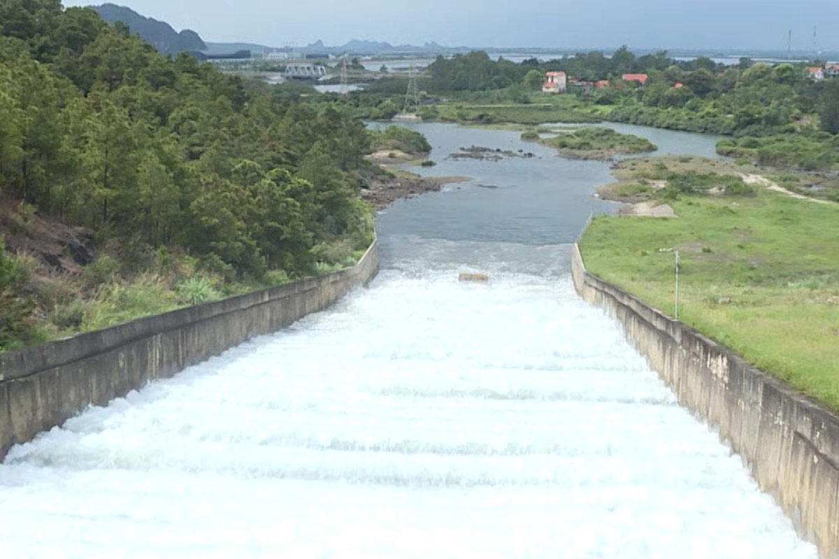 Yen Lap Lake, Quang Ninh Province released flood buffer. Photo: Doan Hung