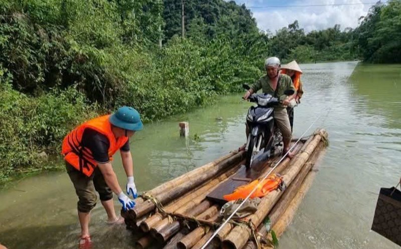 People in the highlands of Phu Tho use rafts to overcome floods amidst storms. Photo: CA Ngoc Son commune