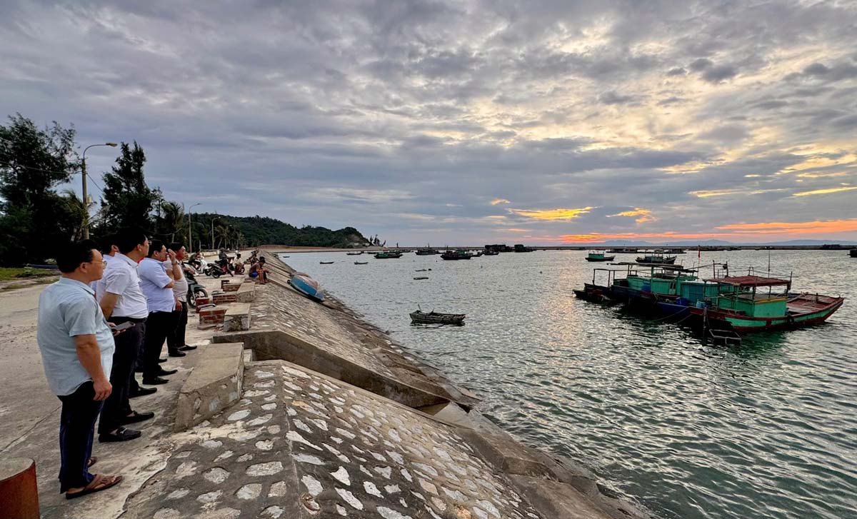 Leaders of Co To Special Zone inspect ships anchored to avoid the storm at Co To Port Authority, Quang Ninh Province. Photo: Co To Portal