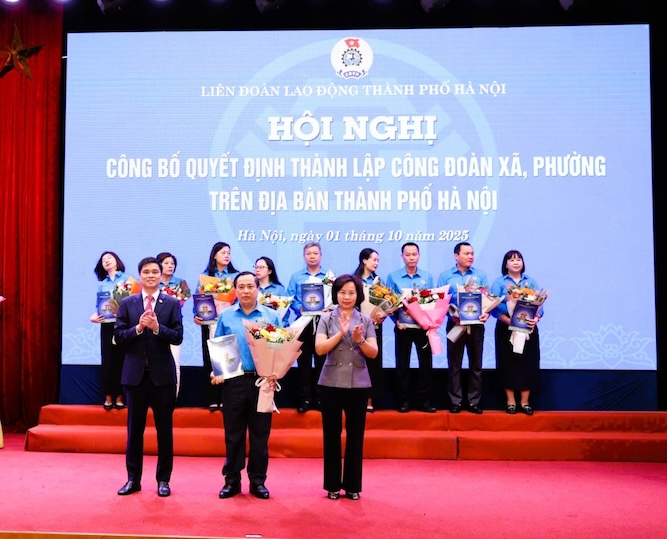 Nguyen Van Quang 씨 - 김리엔 구 베트남 조국전선 부위원장(가운데)이 구 노동조합 위원장 직책으로 임명되었습니다. 사진: Manh Quan