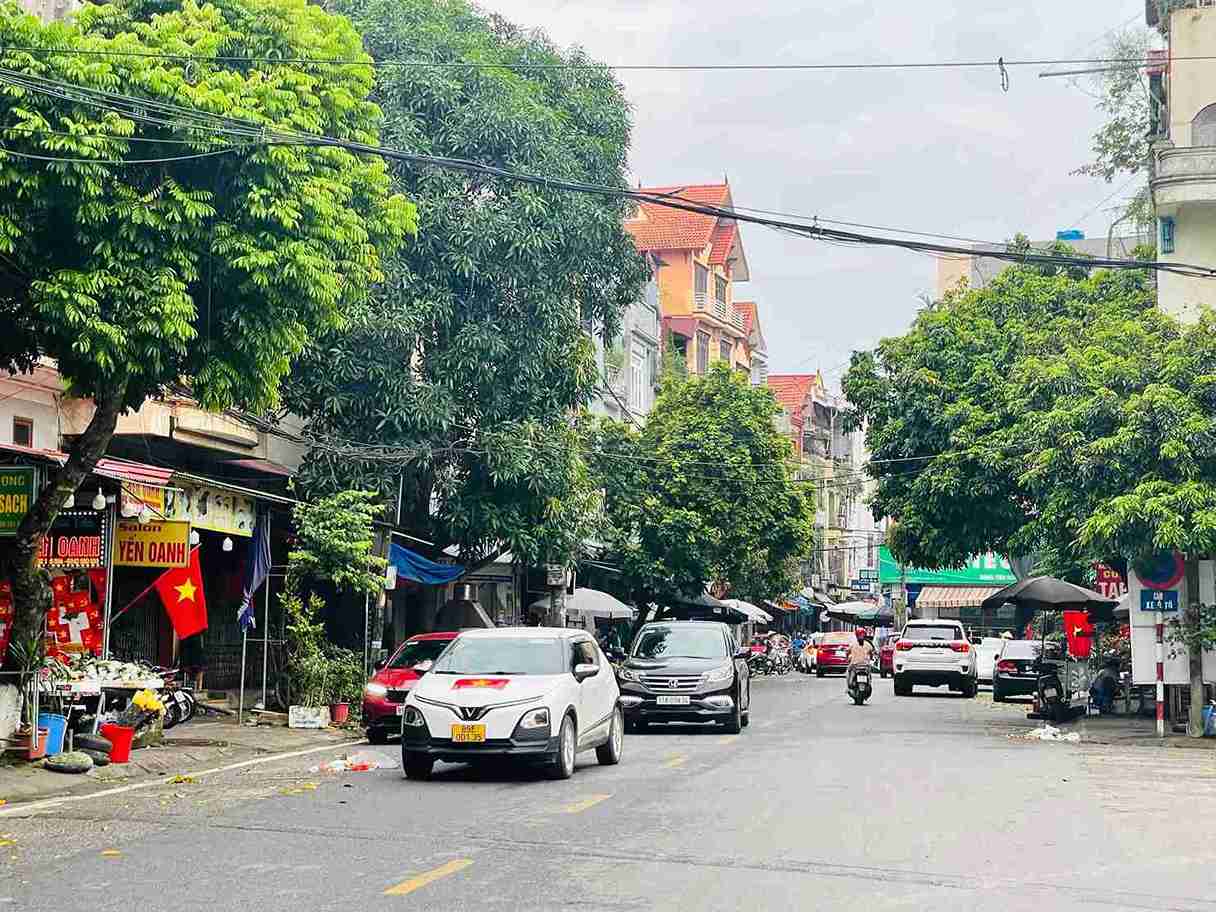 Hoat dong mua ban tap nap tai cho Pho Hien. Anh: Mai Huong
