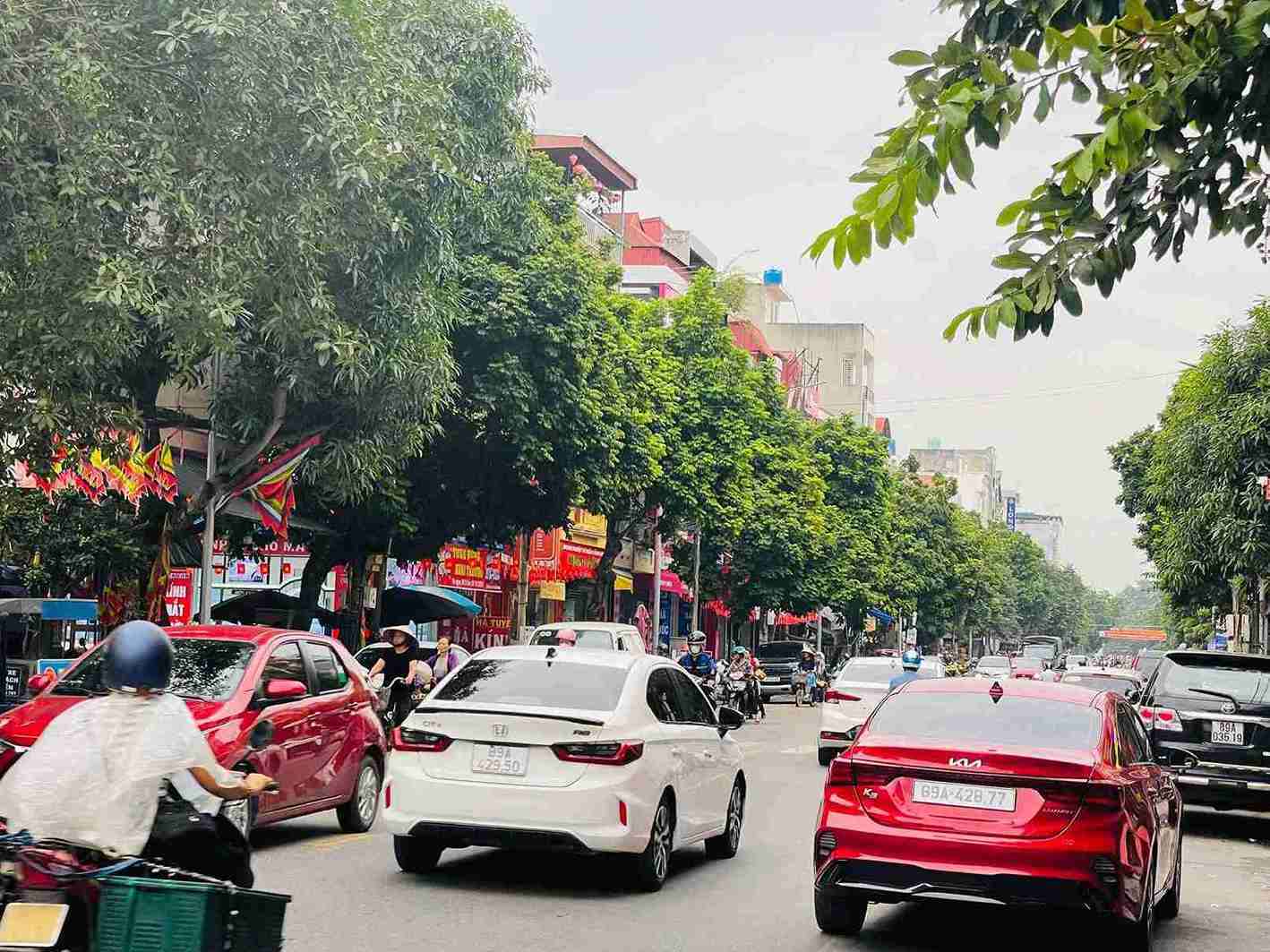 People move smoothly through the roads that are not flooded. Photo: Mai Huong