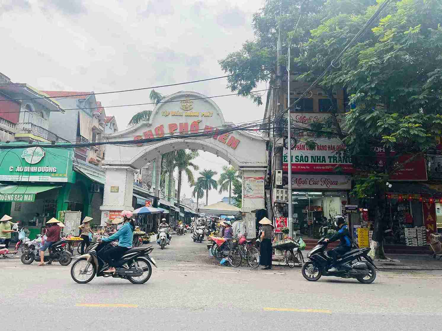 Cho Pho Hien sang 6.10 duy tri hoat dong binh thuong sau bao so 11. Anh: Mai Huong