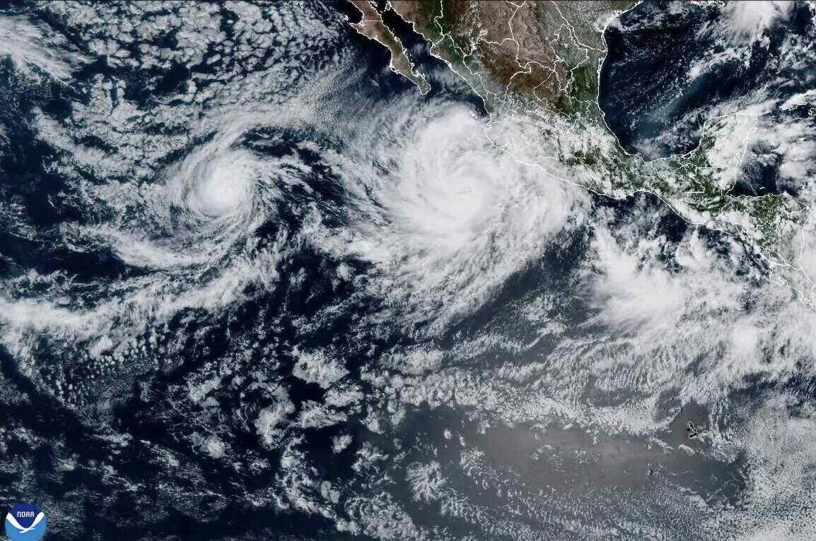 Anh ve tinh bao Priscilla (phai) va bao Octave. Anh: NOAA 