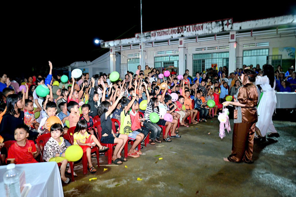 Nhung phan qua tao niem vui, dong luc de cac em phan dau hoc tap. Anh: Thanh Quy