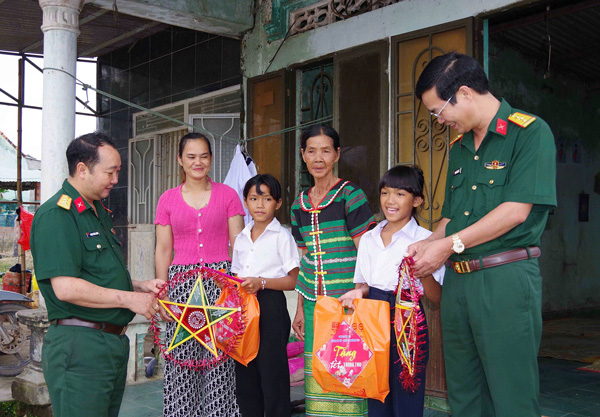Giving Mid-Autumn Festival gifts and lanterns to children at the border. Photo: Thanh Quy