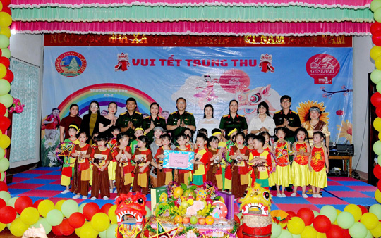 Binh doan 15 to chuc Trung thu cho cac em thieu nhi. Anh: Thanh Quy