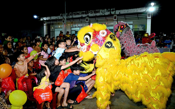 Cac em nho vung bien hao huc dem hoi trang ram. Anh: Thanh Quy