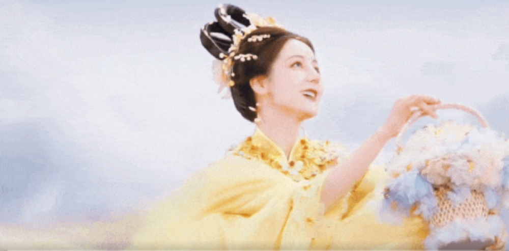 Image of Dilraba Dilmurat transforming into Hang Nga in the performance "Thien Nu Tan Hoa". Photo: Cut from video