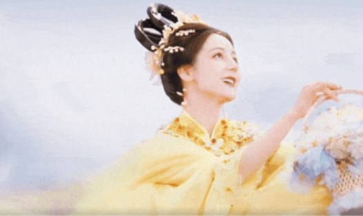 Hình ảnh Địch Lệ Nhiệt Ba hóa Hằng Nga trong tiết mục "Thiên nữ tán hoa". Ảnh: Cắt từ video