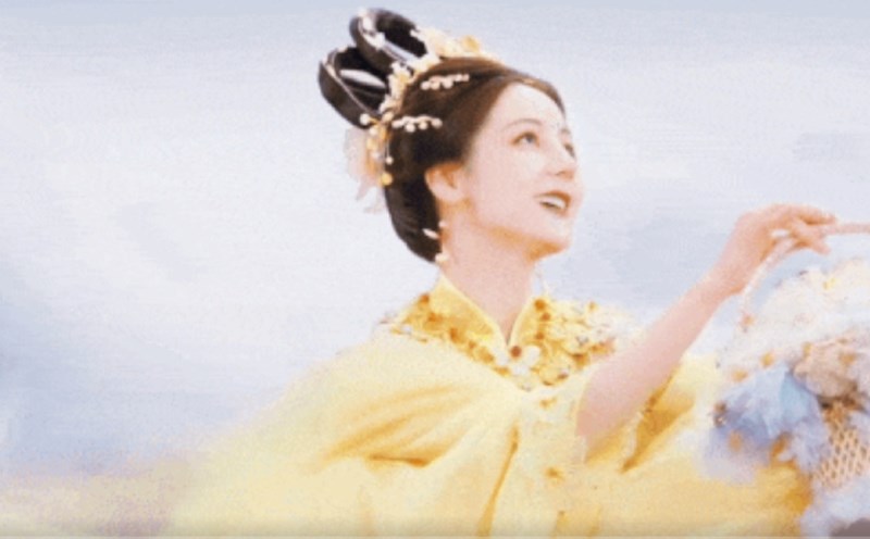Image of Dilraba Dilmurat transforming into Hang Nga in the performance "Thien Nu Tan Hoa". Photo: Cut from video