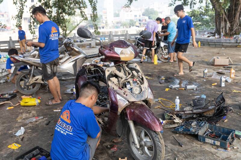 Ho tro nguoi dan sua xe may mien phi sau mua lu. Anh: Vu Mung