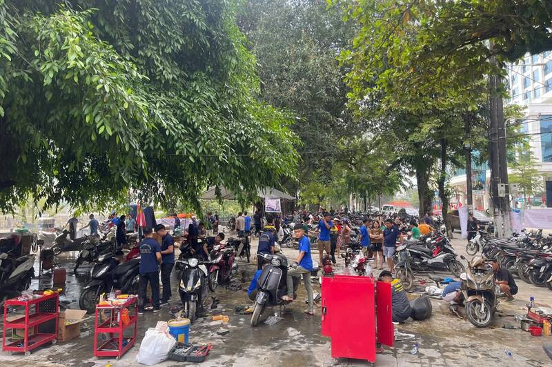 Free vehicle repair shop rescues hundreds of vehicles after floods in Tuyen Quang. Photo: Ha Giang 1