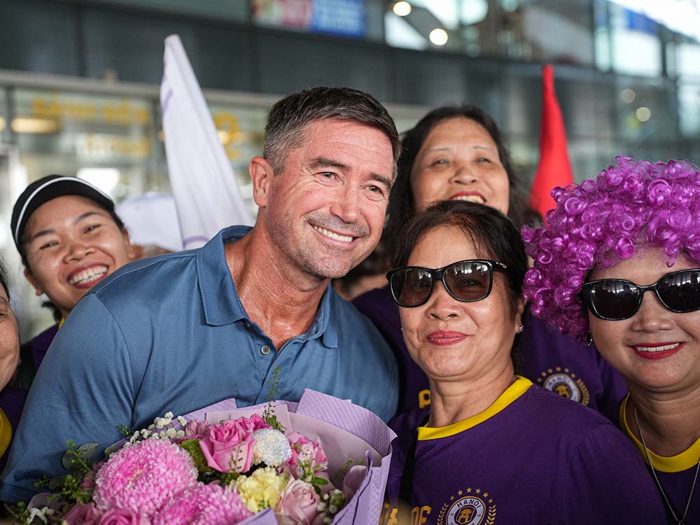 New coach Harry Kewell was welcomed by Hanoi FC fans. Photo: Hanoi FC