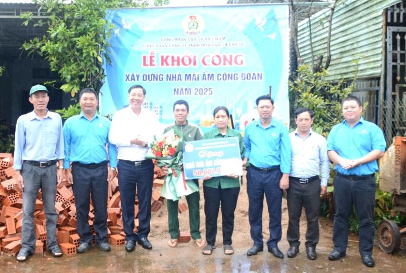 회사 지도부와 Chu Se 고무 회사 노동조합은 노동조합의 집을 짓기 위해 Ia Tiem 생산팀의 노동자 Le Thi Thuy에게 지원금을 전달했습니다. 사진: