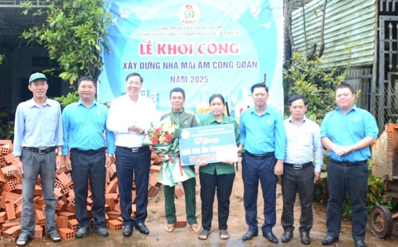 The leaders of the Company and the Trade Union of Chu Se Rubber Company presented support money to worker Le Thi Thuy - Ia Tiem Production Team - to build the Trade Union Shelter. Photo: