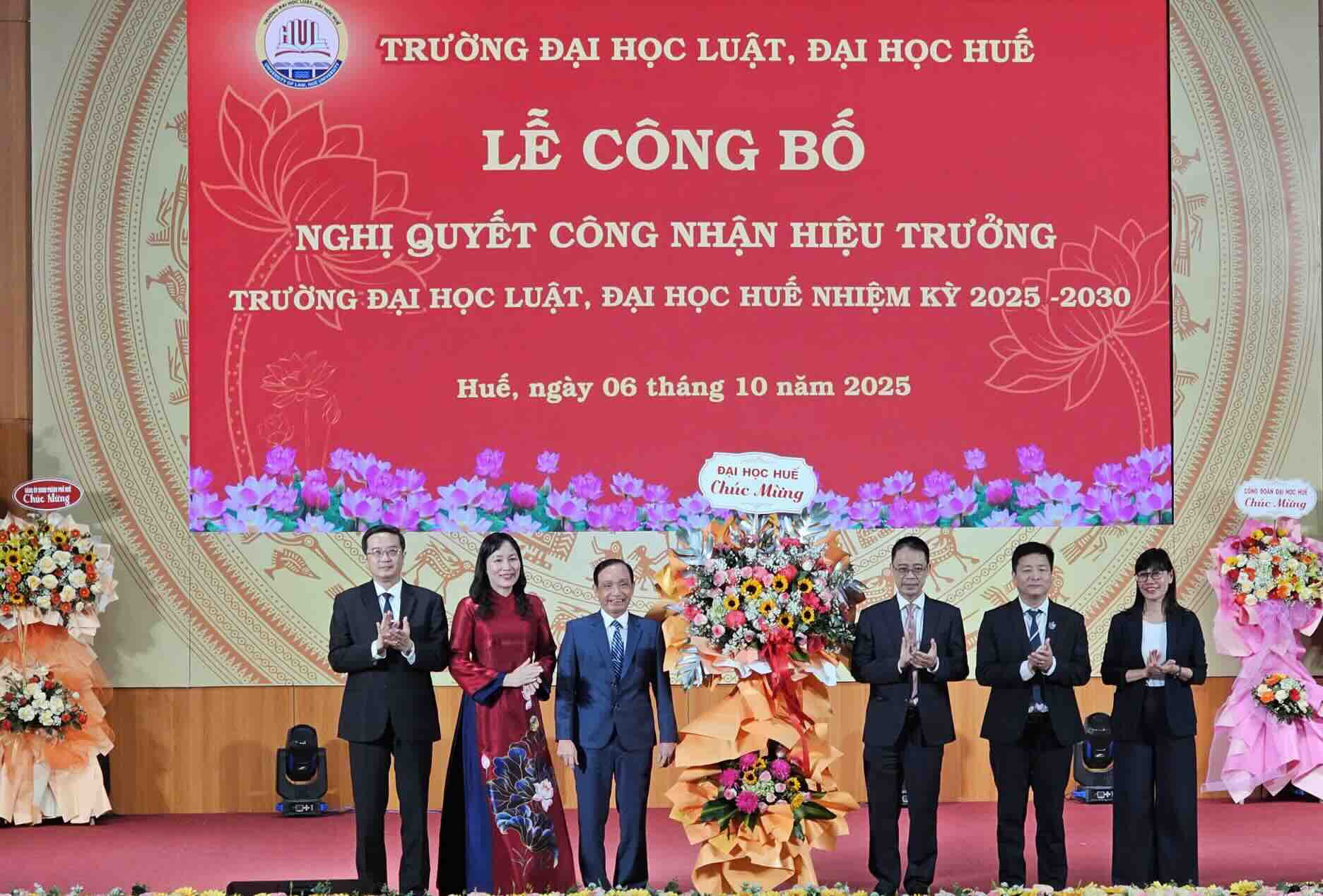 Associate Professor, Dr. Doan Duc Luong (3rd, left) continues to be trusted to hold the position of Principal of the University of Law, Hue University for the 2025 - 2030 term. Photo: Quang An.