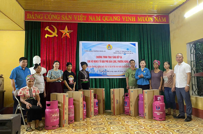 Tang bep ga cho ho ngheo To Dan pho Ban Long,  
