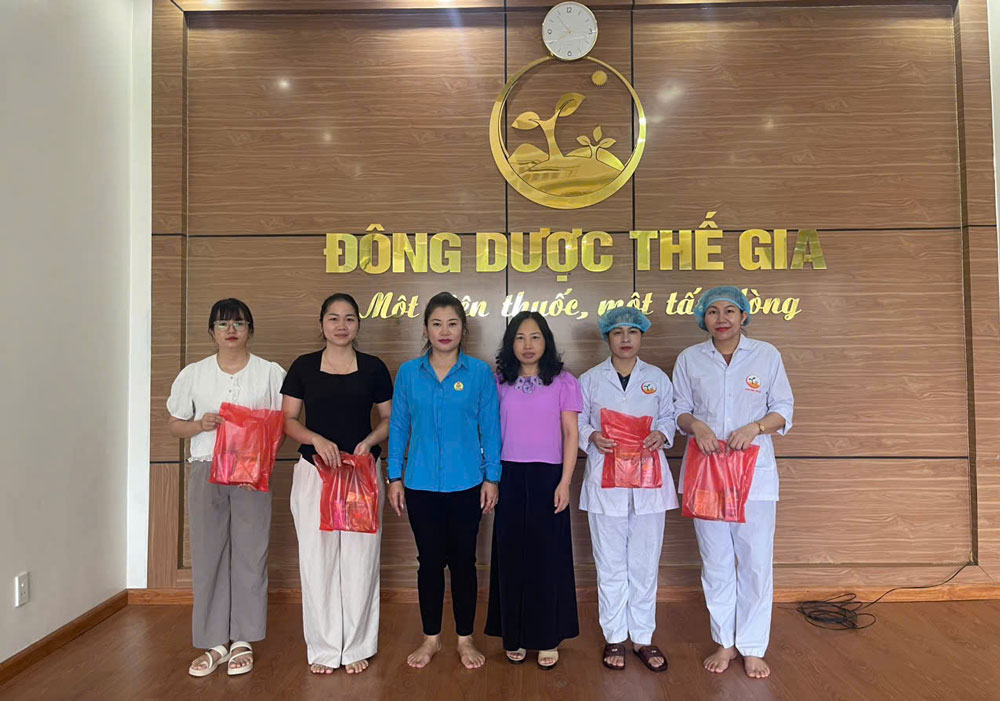 Trao qua cho con em doan vien Cong ty TNHH Thuc pham The Gia.  