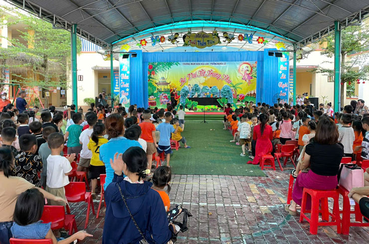 Cong doan phuong Nghia Lo trao 300 suat qua Trung thu cho thieu nhi. Anh: Bao Nguyen