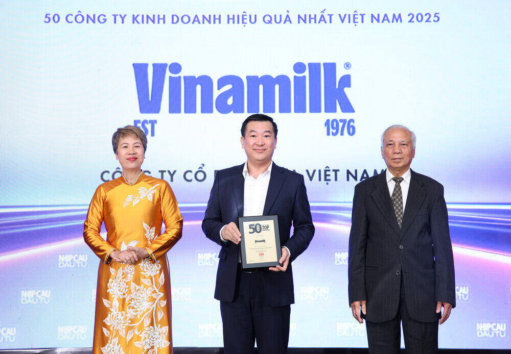 Dai dien Vinamilk - Ong Do Thanh Tuan, Giam doc Doi ngoai - nhan vinh danh Top 50 Cong ty kinh doanh hieu qua nhat Viet Nam 2025. Anh: Nguyen Hoang