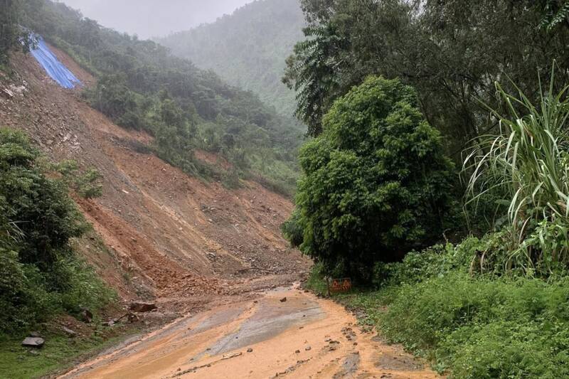 Landslide at Km 80+300 National Highway 279D, in Muong Bu commune. Photo: Truong Son