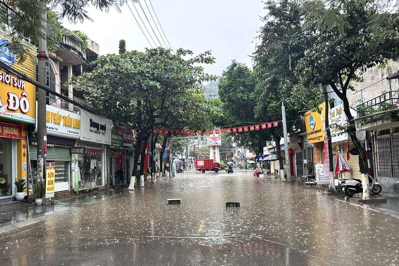 Ngap cuc bo khu vuc nga tu xe khach, phuong To Hieu do mua lon. Anh: Nhat Minh