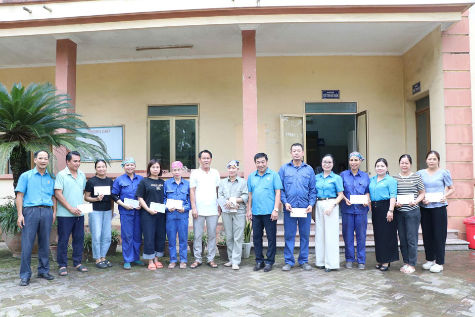 Lien doan Lao dong tinh Lao Cai tham hoi, ho tro doan vien, nguoi lao dong va doanh nghiep bi thiet hai do con bao so 10 (Bualoi). Anh: Manh Hung