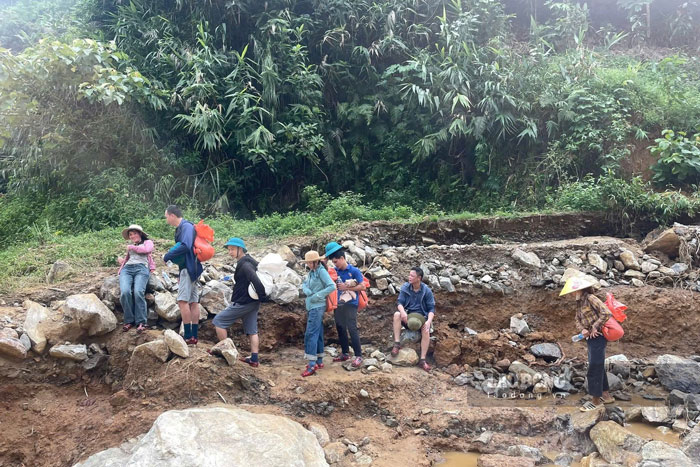 Nhung ganh hang triu nang vuot hiem nguy den voi ba con vung lu Lao Cai. Anh: Van Duc