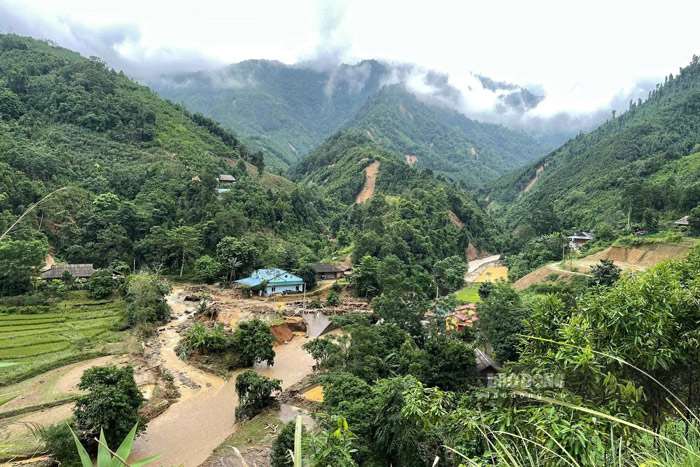 Du duong xa day hiem tro nhung viec tiep te cho nguoi dan van khong ngung nghi. Anh: Van Duc
