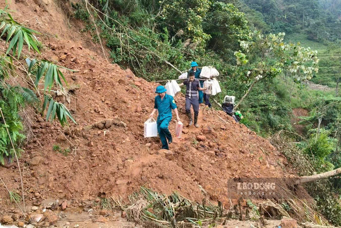 Luc luong chuc nang gui hang ho tro vao ban lang bi co lap. Anh: Trinh Thanh
