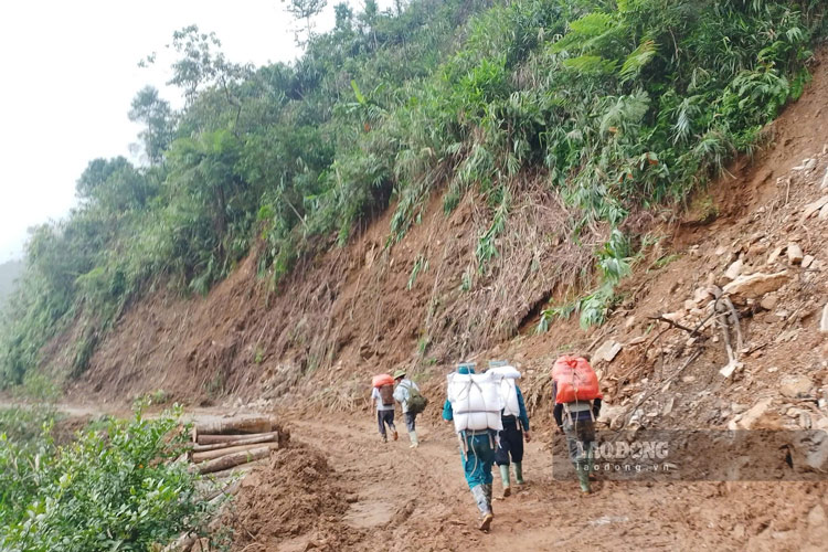 Ba con phai treo deo, vuot nui 15km den nhan hang ho tro. Anh: Viet Quy
