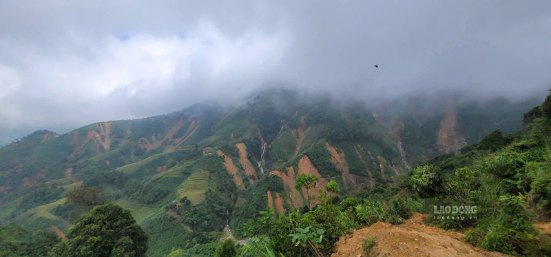 Duong vao thon Giang Pang, Lang Manh bi tan pha nang ne sau con bao so 10. Anh: Trinh Thanh