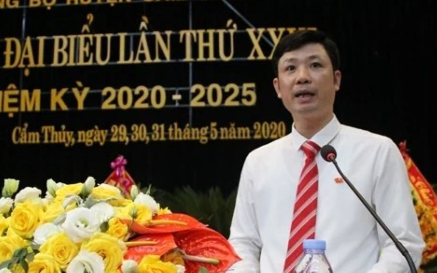 Mr. Le Van Trung - Party Secretary, Chairman of the People's Council of Cam Thuy commune, was transferred and appointed as Director of the Department of Culture, Sports and Tourism. Photo: Manh Cuong