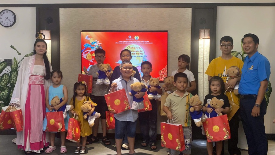 Emerald Ho Tram Resort Trade Union presents gifts to children during the Mid-Autumn Festival. Photo: Trade Union