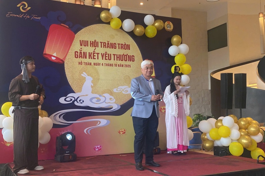 Lanh dao Emerald Ho Tram khai mac chuong trinh trung thu, chuc cac em co