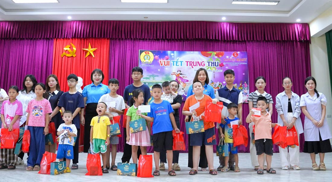 Benh vien Huu nghi da khoa tinh ho tro phat thuoc dinh duong mien phi cho cac chau. Anh: Duy Chuong