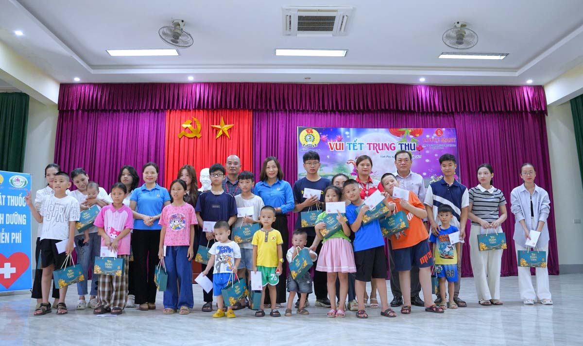 빈푸동 노동조합 연맹 노동조합 업무위원회 부위원장 빈푸동 베트남 조국전선위원회 위원장 및 동 노동조합 위원장이 노동자 자녀에게 선물을 전달하고 있습니다. 사진: Duy Chuong