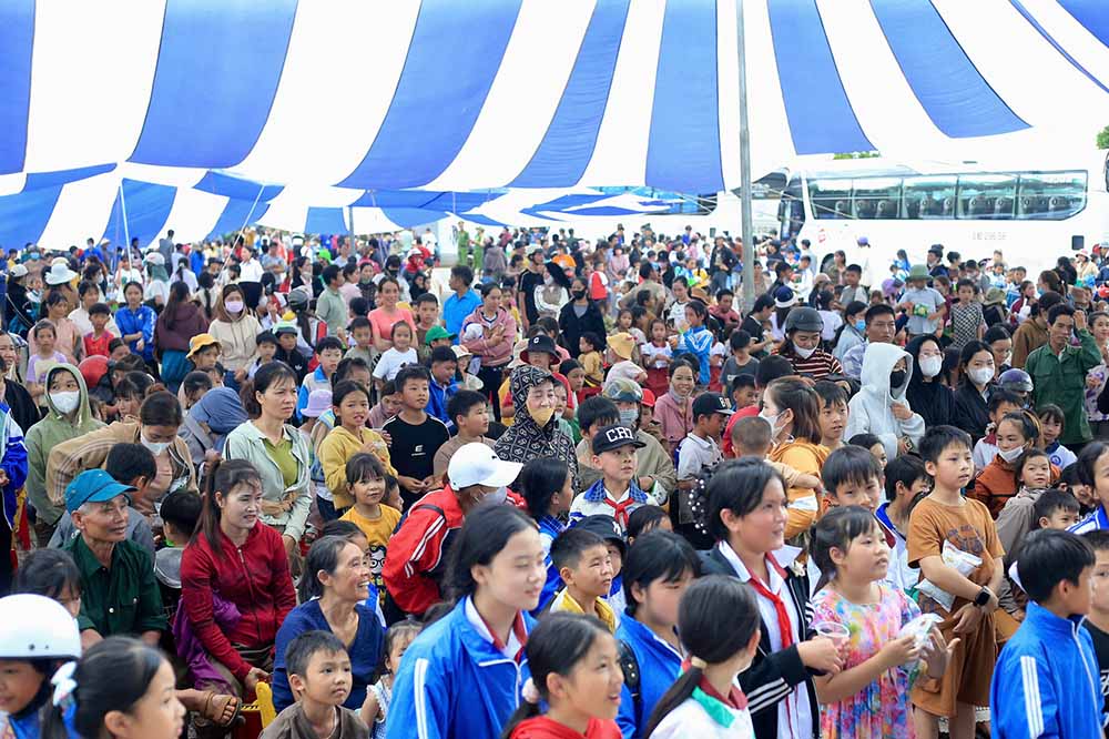 Gan 10.000 tre em duoc vui trung thu. Anh: Bang Huyen