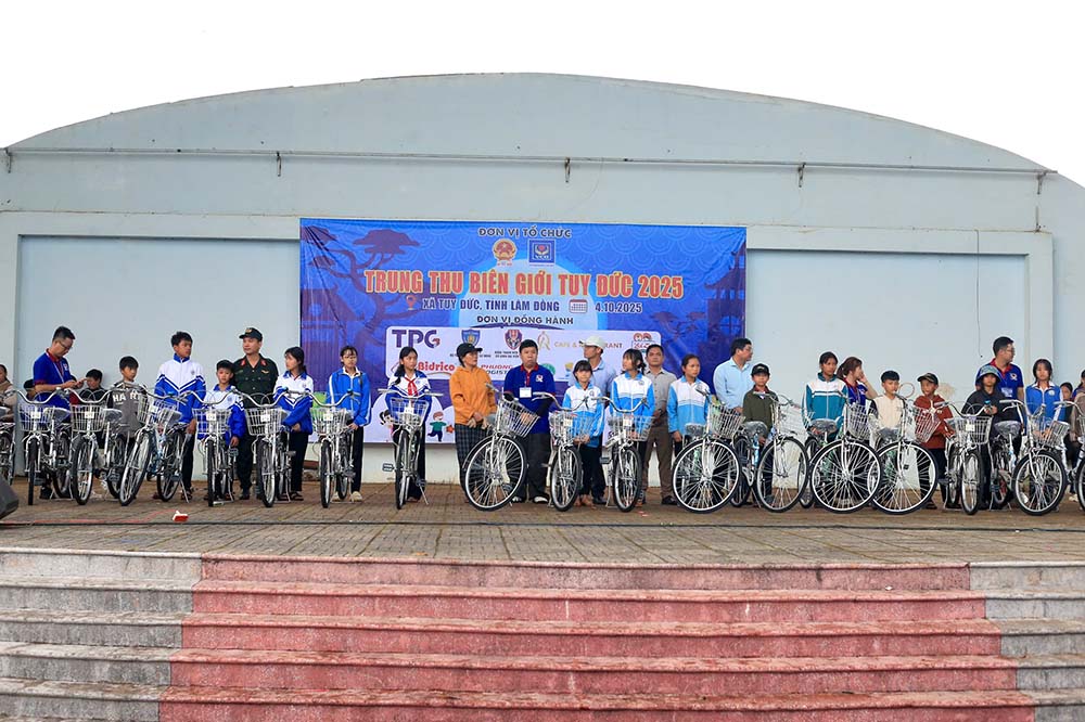 Chuong trinh trao tang nhieu phan qua, nhu yeu pham can thiet. Anh: Bang Huyen