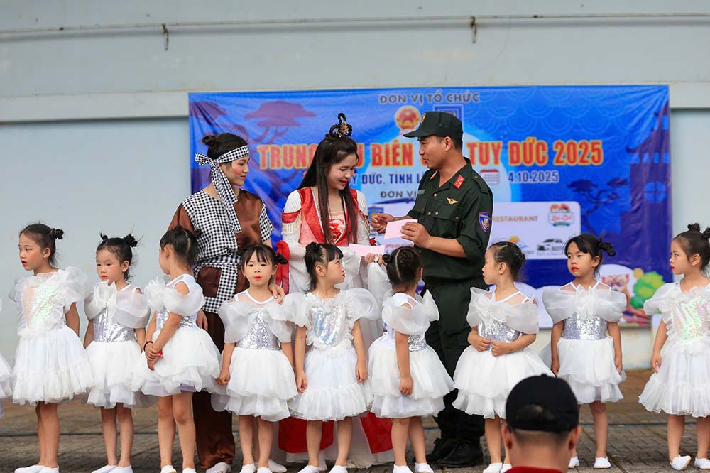 Los niños pequeños de la zona fronteriza de Lam Dong disfrutan del Trung thu en el programa 'Trung thu Bien gioi 2025'. Foto: Bang Huyen