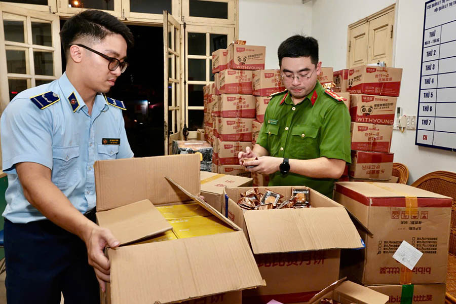 The forces under the Hanoi Steering Committee 389 are proactive in the fight against smuggling, trade fraud and counterfeit goods according to their assigned functions, tasks and fields. Photo: Hanoi Market Management Department