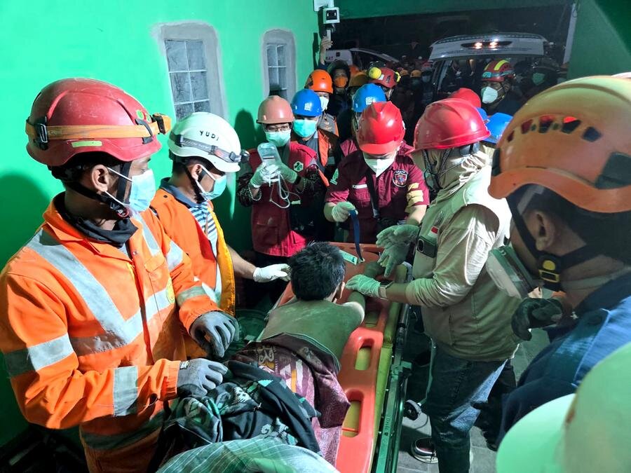 Luc luong cuu ho Indonesia so tan mot nan nhan sau vu sap truong noi tru Hoi giao Al Khoziny o huyen Sidoarjo, tinh Dong Java, ngay 1.10.2025. Anh: Xinhua