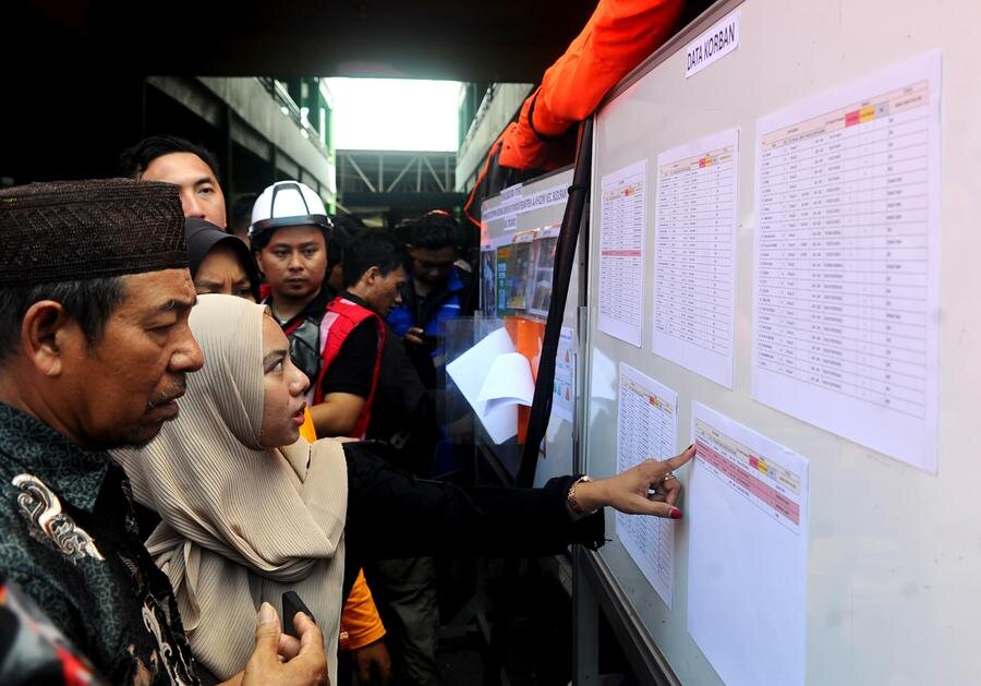 Nguoi dan kiem tra danh sach nan nhan sau vu sap truong noi tru Hoi giao Al Khoziny o huyen Sidoarjo, tinh Dong Java, Indonesia. Anh: Xinhua