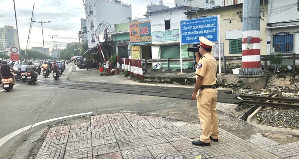 CSGTは、違反車両が禁止道路に入るのを記録し、規定に従って罰金を下げます。写真:ホーチミン市交通警察