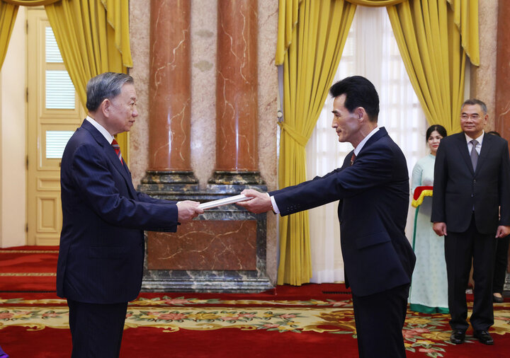 General Secretary and President To Lam received Ambassador of the Democratic People's Republic of Korea Ri Sung Guk to present his credentials to take up the assignment in Vietnam on August 12, 2024. Photo: VNA
