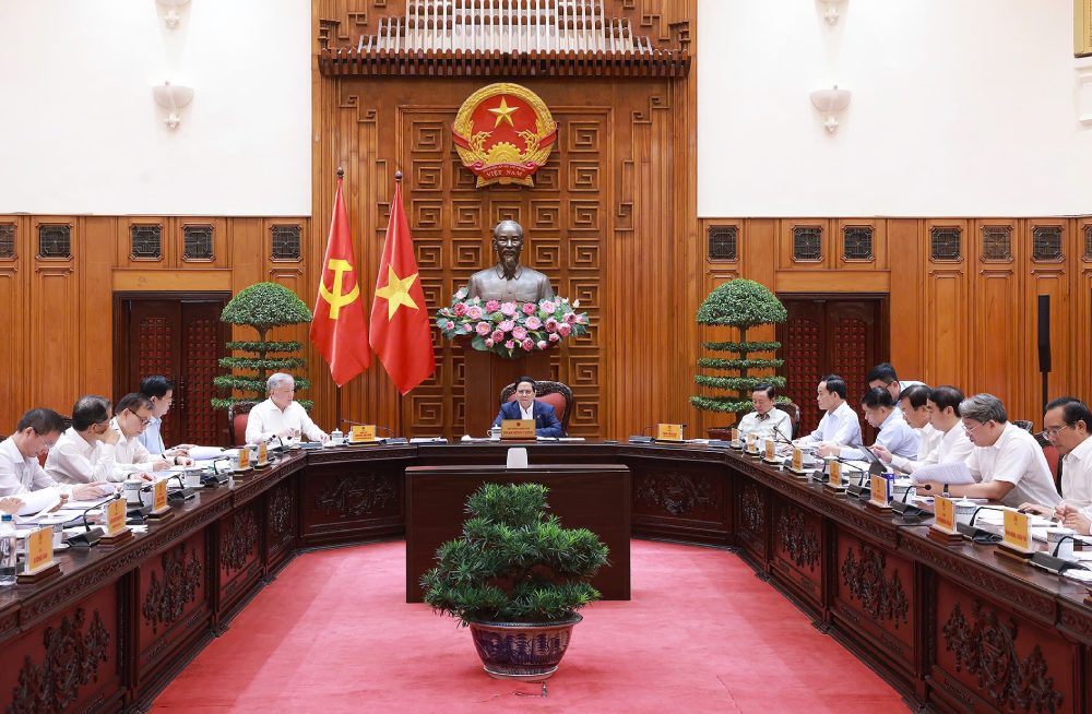 Politburo member and Prime Minister Pham Minh Chinh chaired a meeting with ministries, branches and localities on the situation of removing difficulties and obstacles for backlogged and prolonged projects. Photo: VGP/Nhat Bac