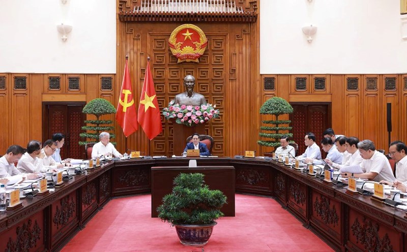 Politburo member and Prime Minister Pham Minh Chinh chaired a meeting with ministries, branches and localities on the situation of removing difficulties and obstacles for backlogged and prolonged projects. Photo: VGP/Nhat Bac