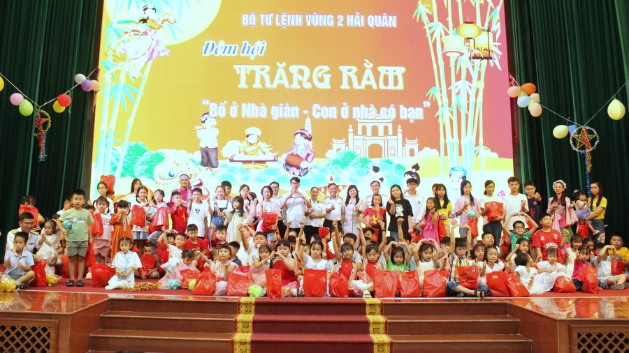 Programa 'Papa en la plataforma - Hijo en casa con amigos' organizado por la Region 2 de la Marina para niños durante el Tet. Foto: DVCC